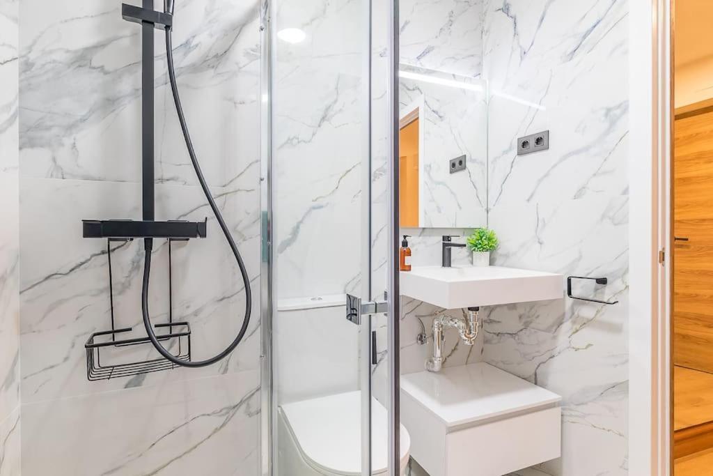 Apartamento Reformado Y Tranquilo Junto A Gran Via Madrid Luaran gambar
