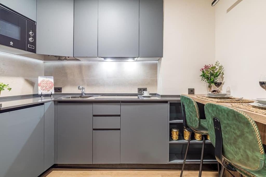 Apartamento Reformado Y Tranquilo Junto A Gran Via Madrid Luaran gambar