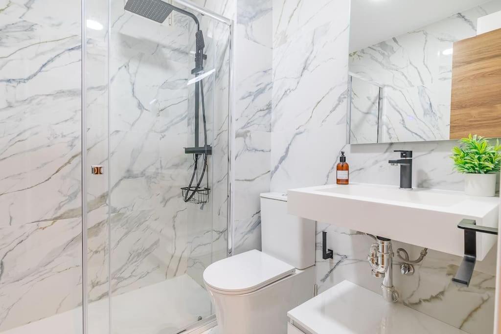 Apartamento Reformado Y Tranquilo Junto A Gran Via Madrid Luaran gambar